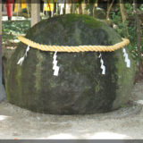 丸い石と自然崇拝。